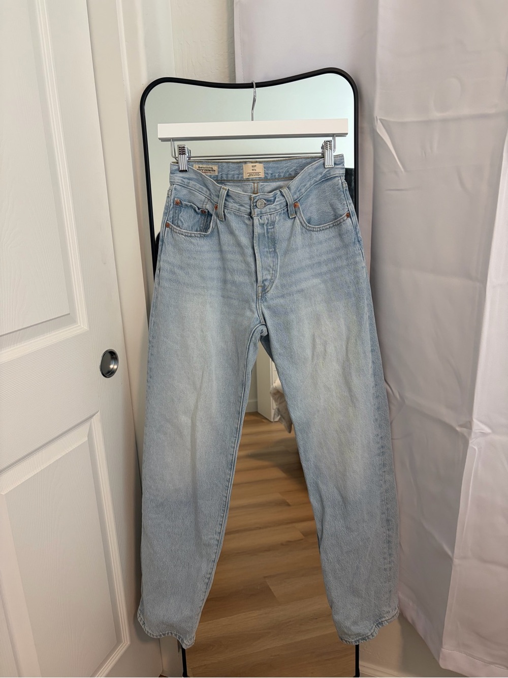 Classic mid-rise, loose and straight fit - Picture 3 of 4